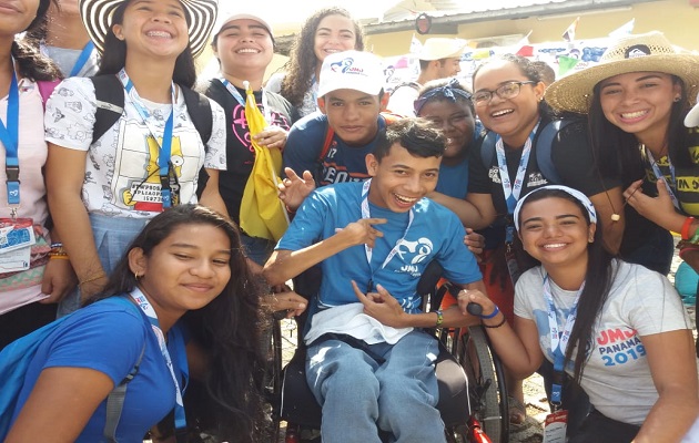 Joven en silla de ruedas logra bendición del papa Francisco. Foto/Adiel Bonilla