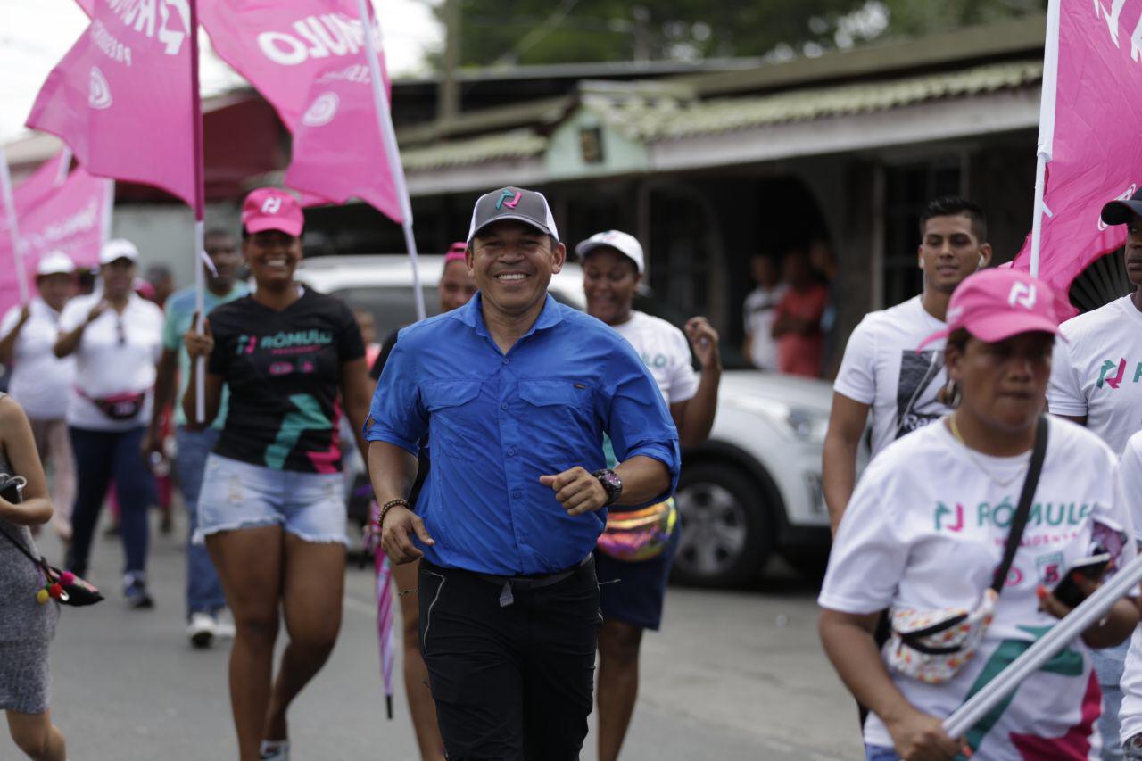 Luis Casís recorrió varios sectores del distrito de San Miguelito.