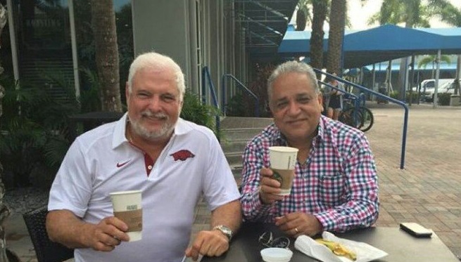 Luis Eduardo Camacho subió una foto en su cuenta de Twitter junto con el expresidente Ricardo Martinelli. 