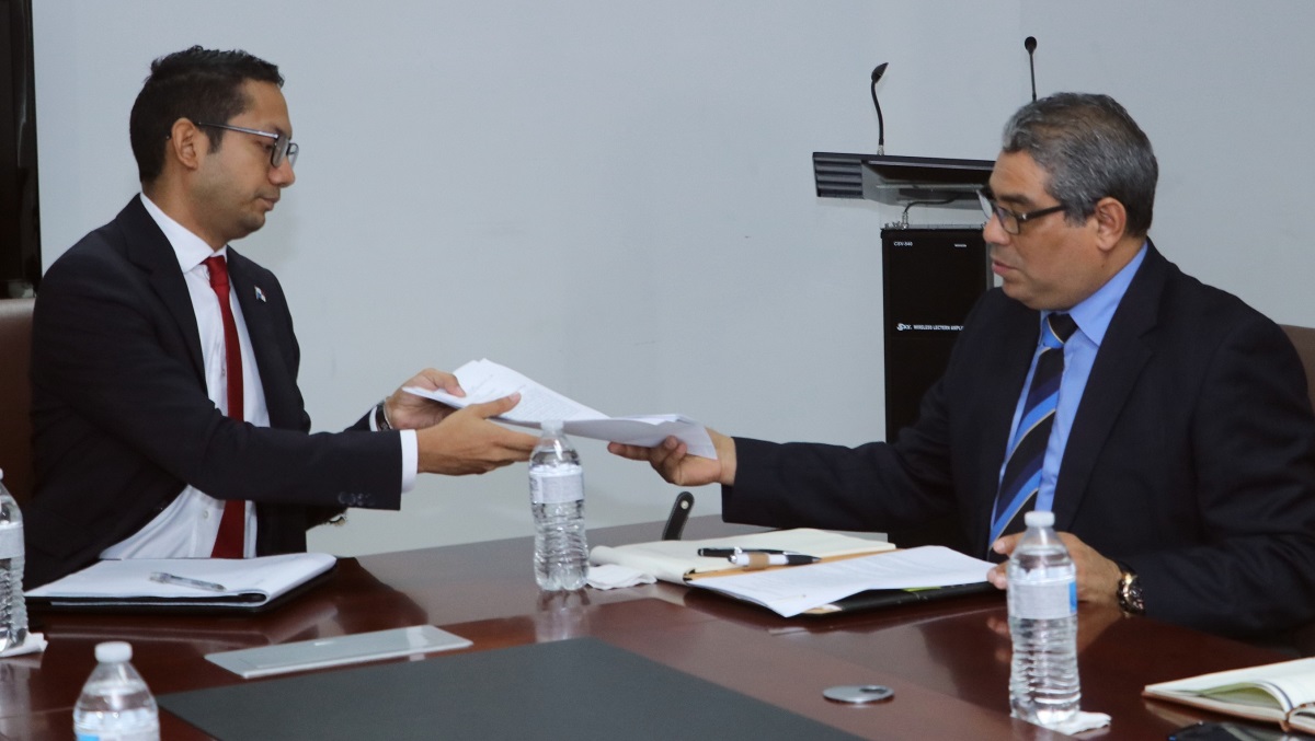 El viceministro de Salud, Luis Francisco Sucre (dcha.), se reunió con el director general del Ifarhu, Bernardo Meneses. Foto Minsa