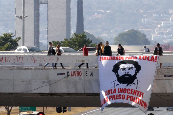 Partidarios del expresidente Luiz Inácio Lula da Silva, en una estación de autobuses en Brasilia. FOTO/AP