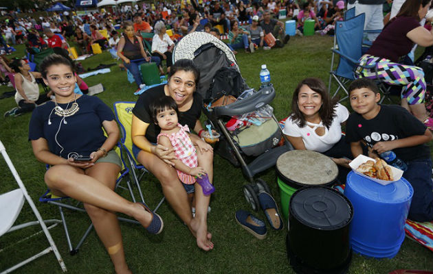 Luna llena de tambores, reunión de familia y amigos, diversión garantizada. Foto: Josué Arosemena.