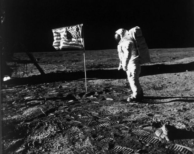 20 de julio de 1969. El astronauta Edwin Aldrin, junto a la bandera de EE UU., en la Luna, durante la misión 'Apollo 11'. Aldrin y su compañero, el astronauta Neil Armstrong, fueron los primeros hombres en caminar sobre la superficie lunar. Foto: Nasa.