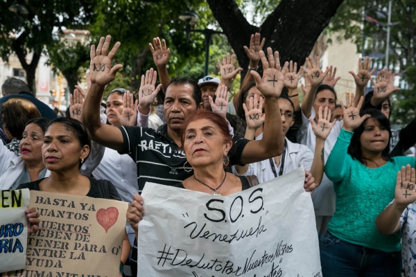  Un grupo de personas participan este lunes en una manifestación frente al Hospital de Niños José Manuel de los Ríos, por falta de trasplantes y tratamientos médicos en Caracas FOTO/EFE