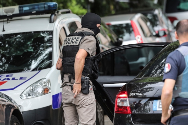  La policía francesa arrestó a cuatro sospechosos luego de una explosión en la ciudad de Lyon que hirió a 13 personas la semana pasada. FOTO/AP