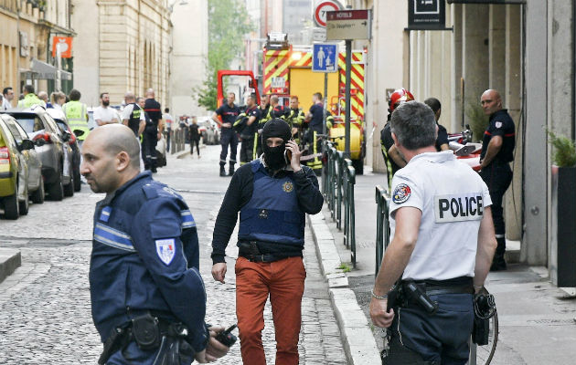 Bomberos franceses y Médicos de Urgencias (SAMU) en el lugar de la explosión. Foto: EFE.