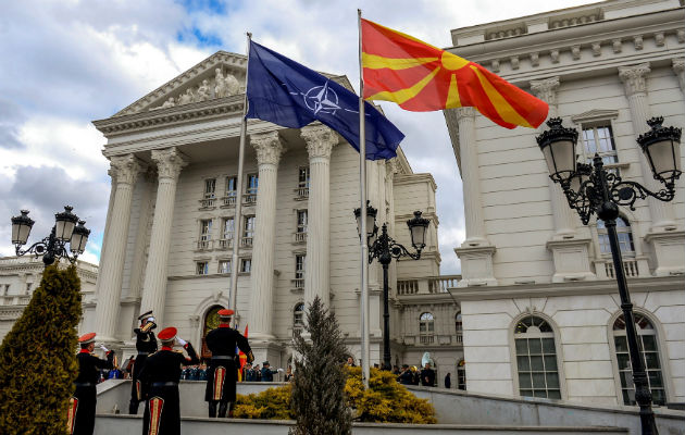 Izada de banderas este martes ante el Parlamento macedonio en Skopje. Foto: EFE.