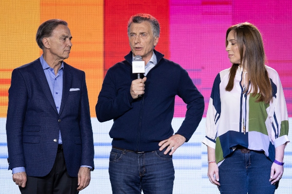 El presidente de la Argentina, Mauricio Macri (c), junto al precandidato a la vicepresidencia Miguel Angel Pichetto (i), y a la gobernadora de la provincia de Buenos Aires, María Eugenia Vidal (d), reconoce la derrota de Juntos. FOTO/EFE