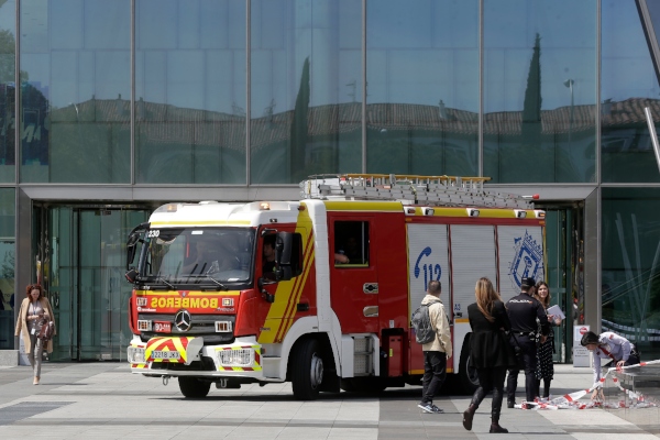 Tras recibirse el aviso, las personas que trabajan en el edificio comenzaron a desalojarlo después de que se informara al director de seguridad del rascacielos. FOTO/AP