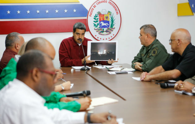 Nicolás Maduro (c), mientras habla sobre las fallas eléctricas este martes, desde el puesto de Comando, en Miraflores, Caracas (Venezuela). Foto: EFE.