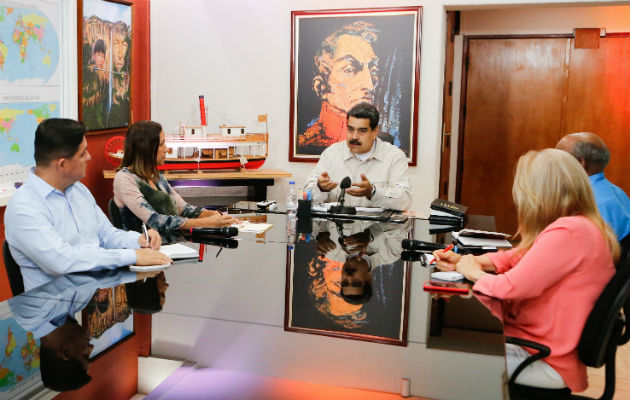 Nicolás Maduro (c) en una reunión de gobierno en Caracas. EFE.