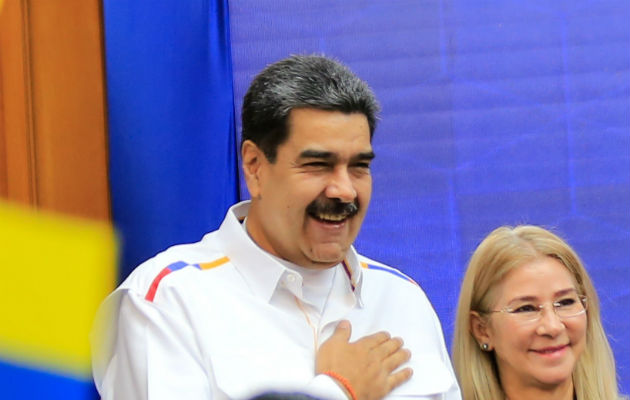 Nicolás Maduro junto a la primera dama, Cilia Flores, durante el inicio de clases universitarias  en Caracas.  EFE.