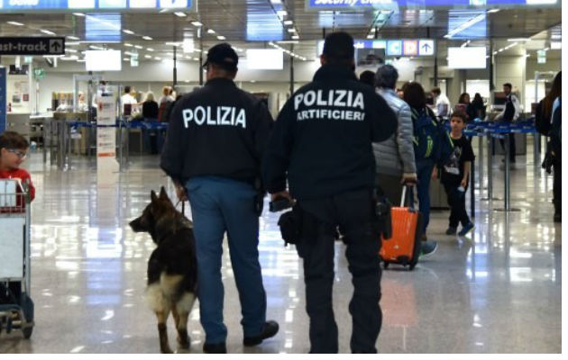  Policías italianos vigilan en un centro comercial. Foto: EFE.