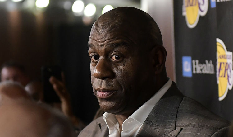 Magic Johnson habló con la prensa anoche. Foto AP