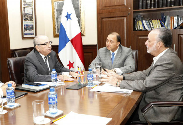 Dilio Arcia, fiscal electoral, se reunió con dos de los tres magistrados del Tribunal Electoral.