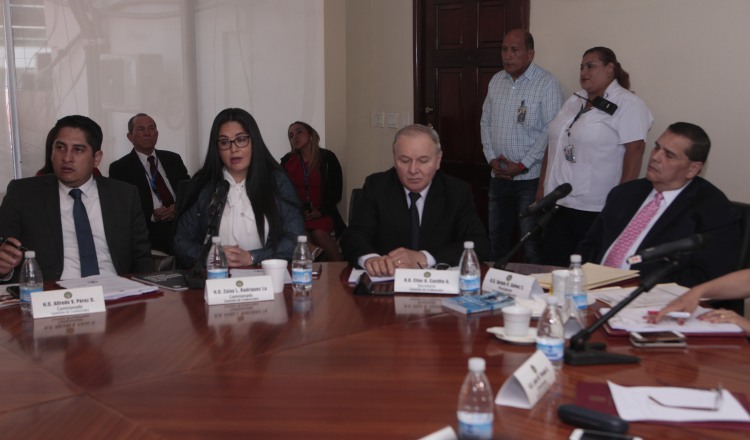 Diputados de Credenciales durante la última reunión de esta comisión permanente, celebrada  la semana pasada. Víctor Arosemena