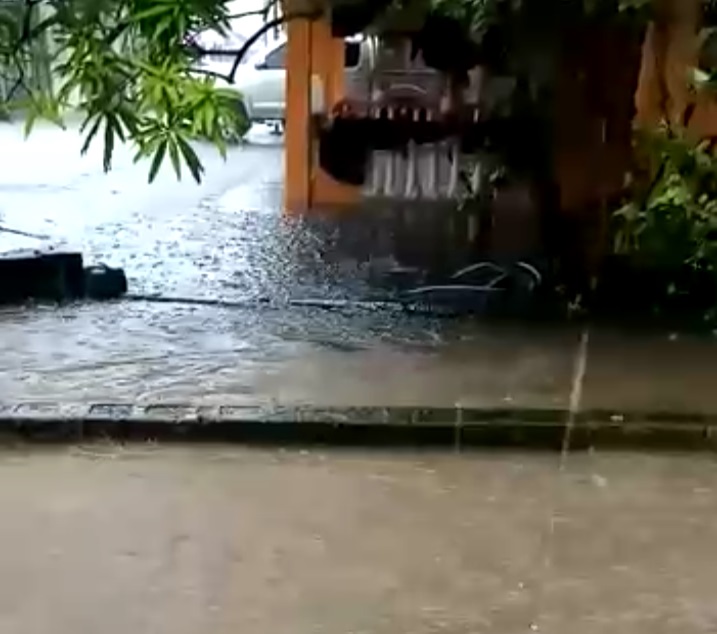 El agua ha ingresado a las viviendas, debido a los quebradas cercanas que se han desbordados.