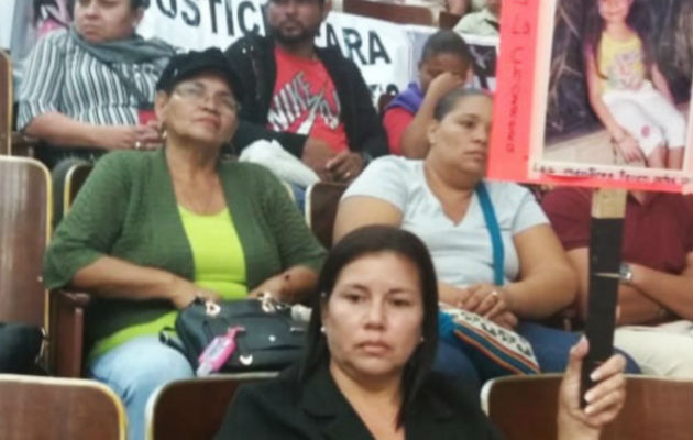 Familiares de víctimas protestaron en la Asamblea.  Cortesía