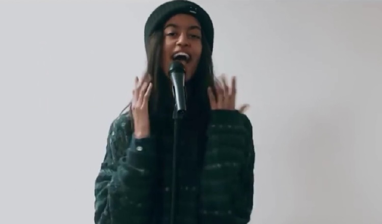 Malia Obama en el video. /Foto Youtube