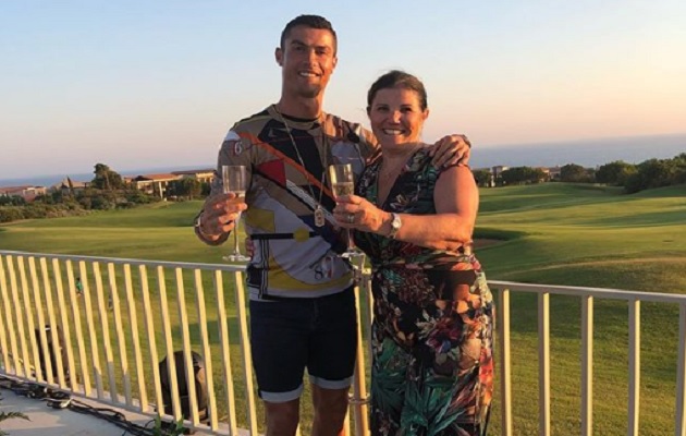 Cristiano mantiene una relación muy cercana con su madre.