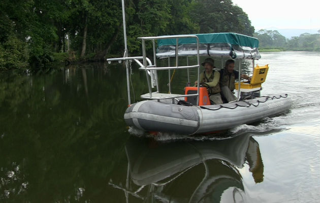 El ecólogo Héctor Guzmán junto a otro investigador buscan a los manatíes. Imagen: Cortesía Smithsonians