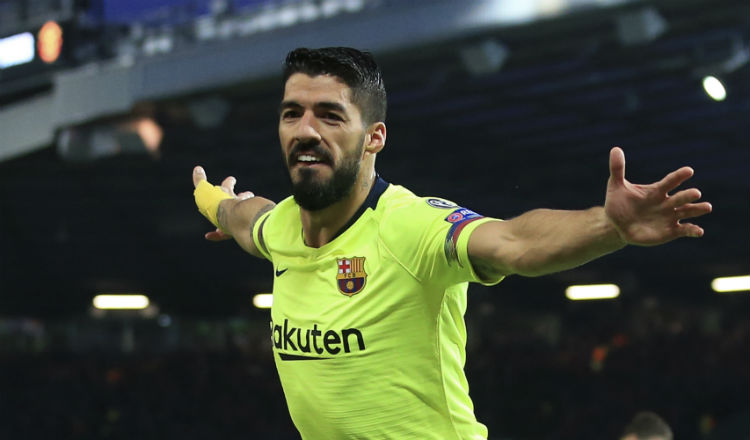 Luis Suárez en la jugada que terminó con el gol para el Barcelona. Foto AP