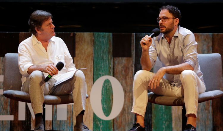 Manolo Cardona, durante un conversatorio con el director del diario 'El Tiempo', Roberto Pombo. 