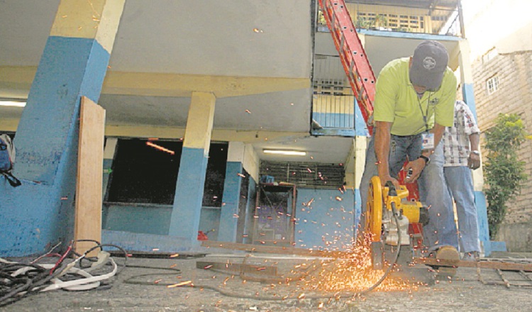 El mal estado de algunos planteles pone en peligro el regular inicio del año escolar.