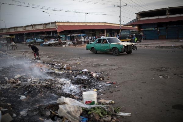 Maracaibo la segunda ciudad más importante de Venezuela, hoy parece una zona de guerra por los saqueos y por la crisis que viven miles de venezolanos por falta de comida, dinero y servicios básicos. FOTO/AP
