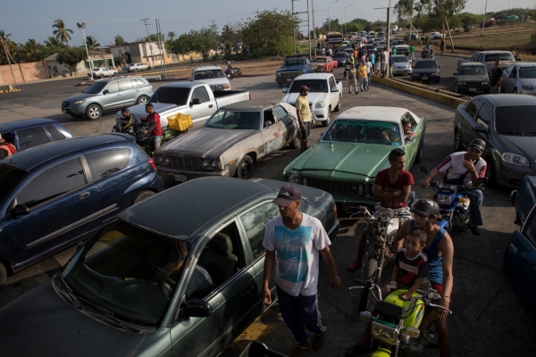 Los venezolanos forman largas filas para tratar de compra combustible. FOTO/AP