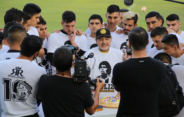 Maradona siente deseos de meterse en la cancha como jugador.