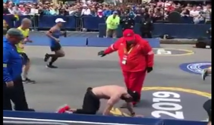 Micah Herndon intenta terminar la Maratón de Boston.