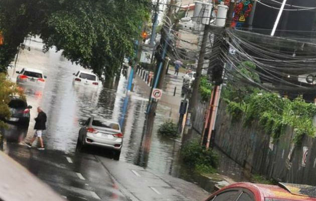 Gran parte de la capital queda inundada; Sinaproc emite aviso de tormentas. Fotos: Redes sociales.