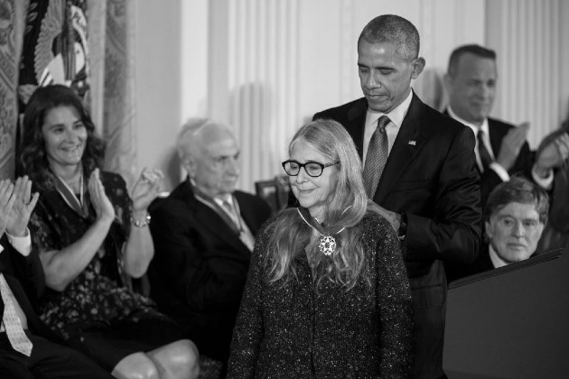 Margaret Hamilton recibe la Medalla Presidencial de la Libertad, de manos del entonces presidente de Estados Unidos, Barack Obama, por su trabajo en la NASA durante las misiones Apolo. Foto: Casa Blanca, Estados Unidos, 22 de noviembre de 2016.