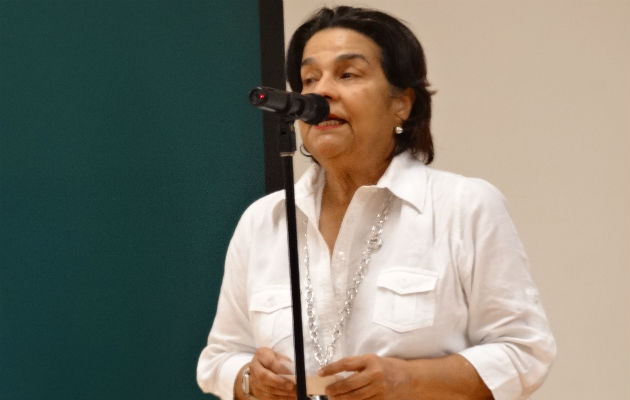 María Magela Brenes, directora de la Biblioteca Nacional, cuando hace uso de la palabra, previo al cine foro y se refirió al rol de las hermanas Mirabal. Foto: Rosalina Orocú Mojica.