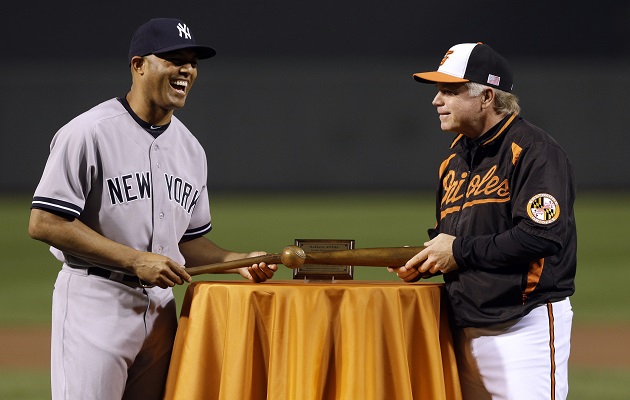 Los Orioles le entregaron a Rivera una escultura de un bate roto.