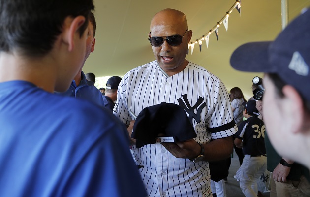 Mariano Rivera junto a los niños.