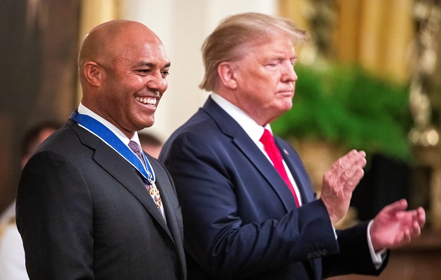 Mariano Rivera al momento de recibir la medalla.