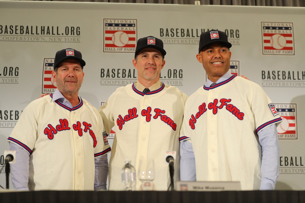 Mariano Rivera junto a Édgar Martínez y su ex compañero Mike Mussina Foto @mlb
