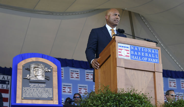 Mariano Rivera da su discurso durante la ceremonia de inducción al Salón de la Fama. Foto AP