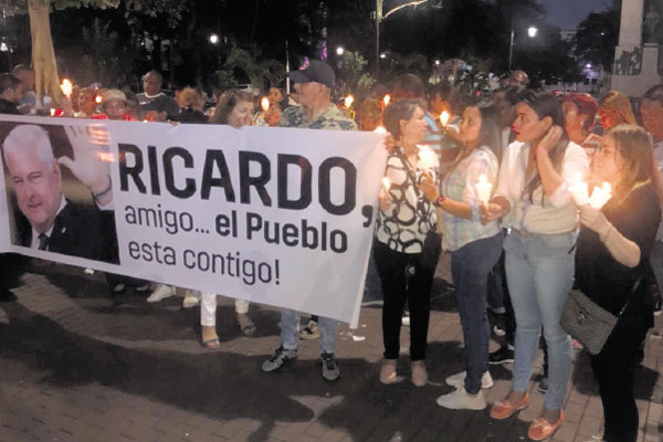 Familiares y simpatizantes de Ricardo Martinelli efectuaron una vigilia en el Parque Porrras.