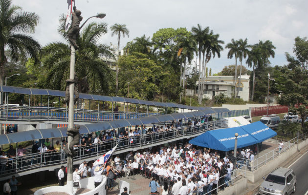 Los estudiantes conversan con autoridades estadounidenses, quienes accedieron a que panameños izaran la bandera. Foto/Victor Arosemena