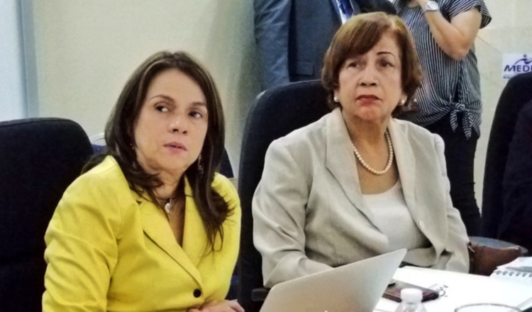 Maruja de Villalobos participó ayer de las reuniones de transición en el Meduca. Cortesía