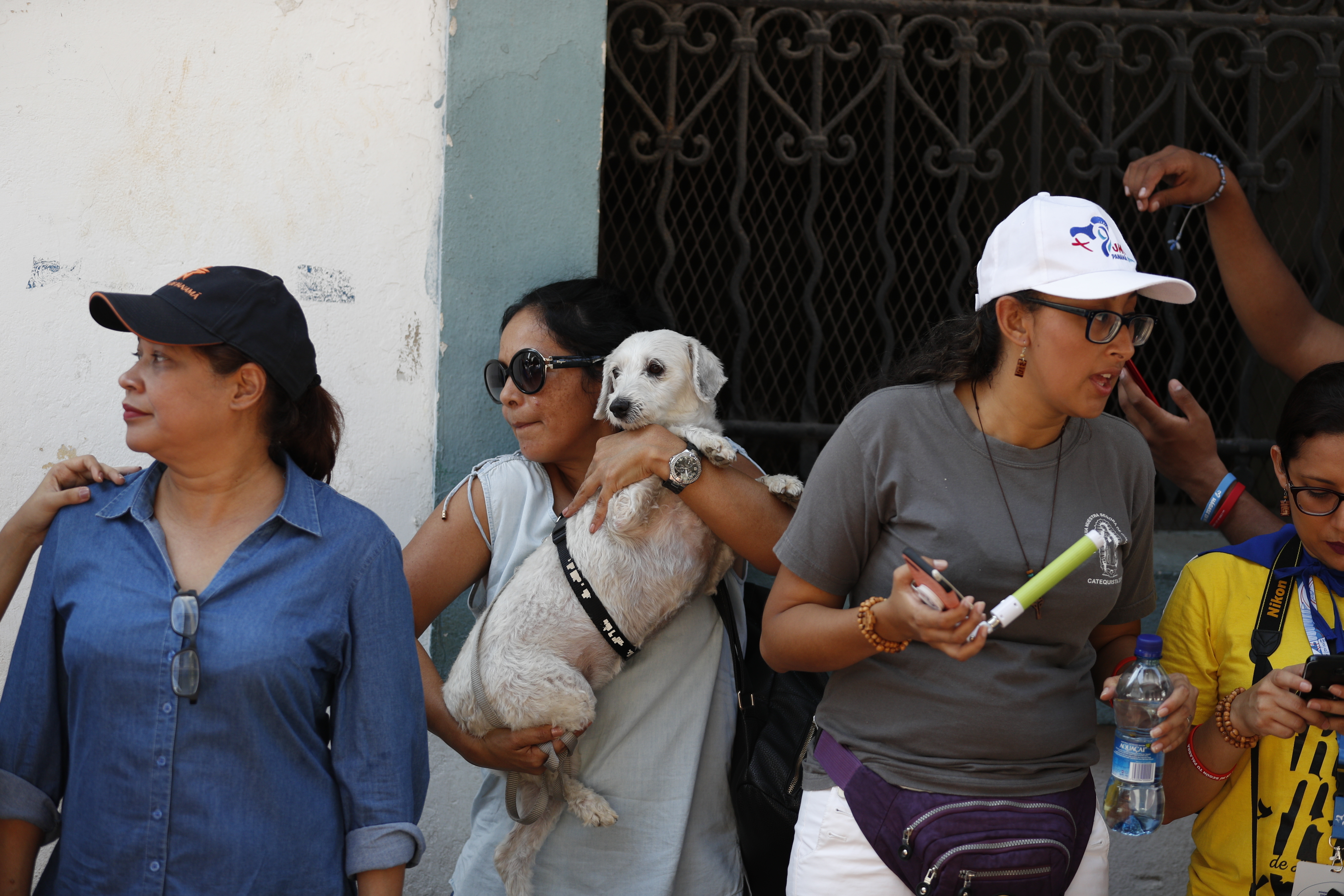 Residentes y visitantes del corregimiento de San Felipe en Panamá recibieron al papa Francisco. Foto: AP/EFE