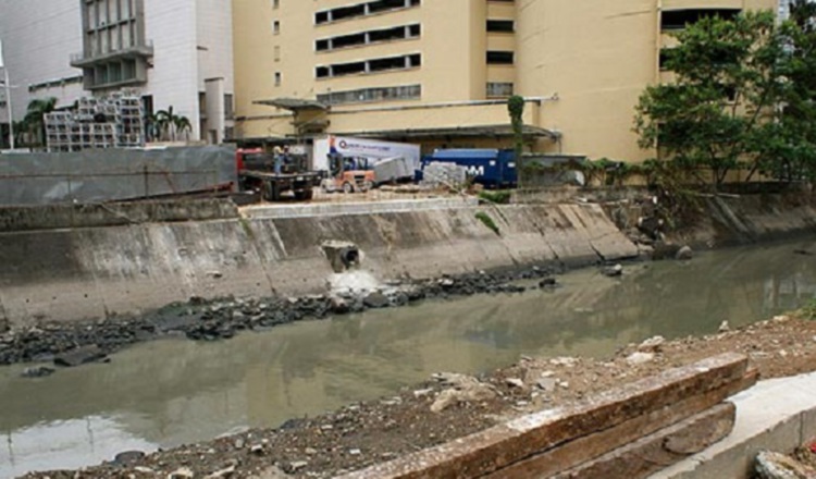 La contaminación del río que da a la bahía tiene heces  fecales y basura industrial. Foto de archivo