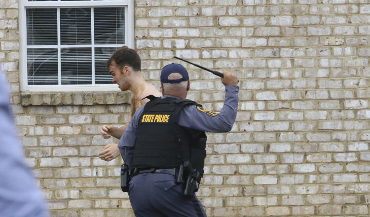 Caótico arresto de Mathew Bernard Foto AP.