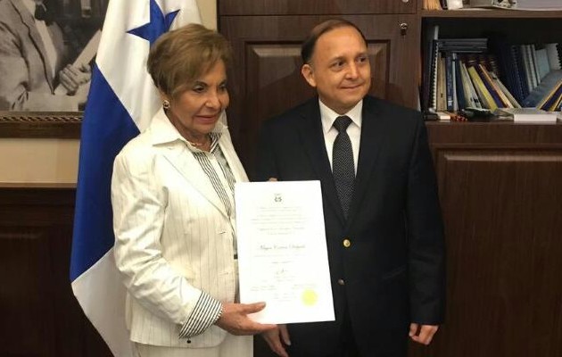 Mayín Correa recibió las credenciales como diputada electa de manos del magistrado presidente del Tribunal Electoral, Heriberto Araúz. Foto Adiel Bonilla  