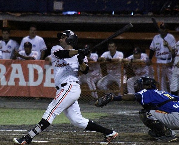 Javier Domínguez pegó cuadrangular. Foto:Fedebeis