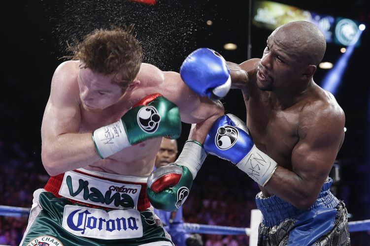 Acción entre Canelo y Floyd Mayweather. Foto AP