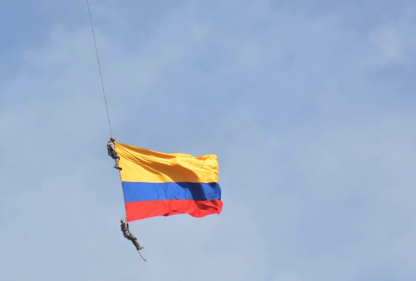 “Uno de los helicópteros de la Fuerza Aérea que venían hacia el aeropuerto a aterrizar con dos militares colgados sosteniendo la bandera de Colombia, esta cuerda al parecer se reventó de la aeronave y los dos militares cayeron dentro del aeropuerto. Ambos militares fallecieron”, detalló Duarte a periodistas. FOTO/AP